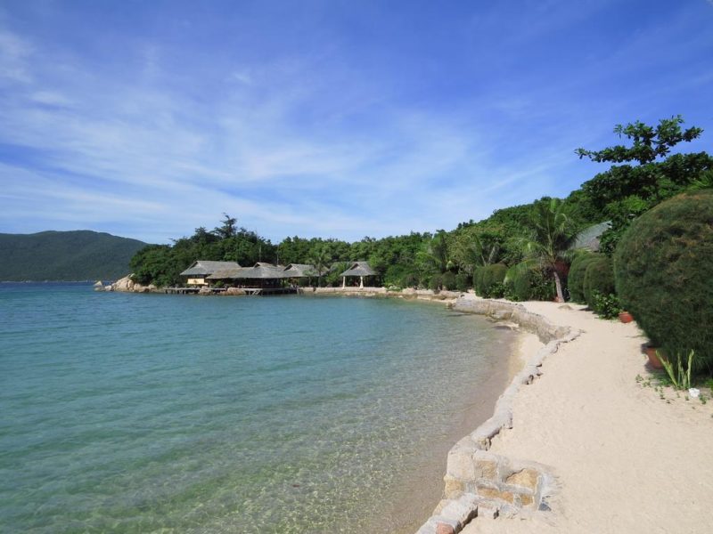 bai-bien-Whale-island-resort-Nha-Trang2